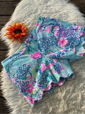 GORGEOUS LIKE NEW Lilly Pulitzer Floral Scallop Hem Shorts